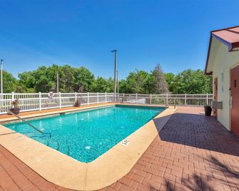 Wingate by Wyndham Leesburg Florida - Leesburg - Bazén