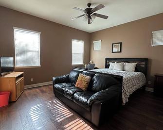 A Gorgeous Home Stay for Vacation and Business - Roseville - Bedroom