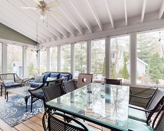 Lovely Union Pier Home with WiFi/Backyard/Firepit/Private Hot Tub/Pool - Union Pier - Comedor