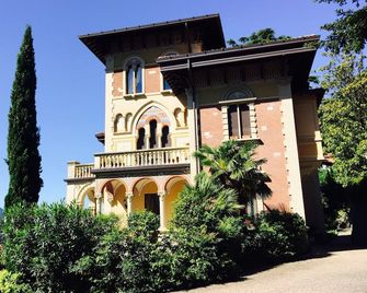 Luxury apartments in a completely restored historic Villa Castiglioni - Laglio - Building