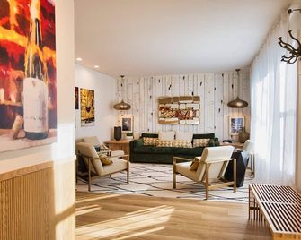 This house is a 4 bedroom(s), 3 bathrooms, located in Seneca Falls, NY. - Seneca Falls - Obývací pokoj