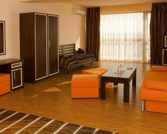 At The American's Hotel - Pomorie - Living room