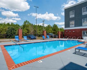 Best Western Plus Philadelphia-Choctaw Hotel and Suites - Philadelphia - Piscina