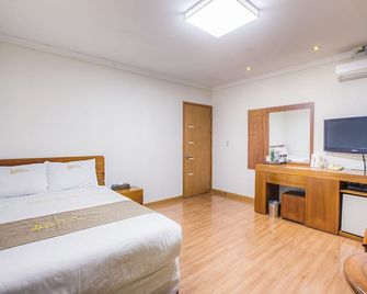 Lighthouse Hotel - Geoje - Habitación