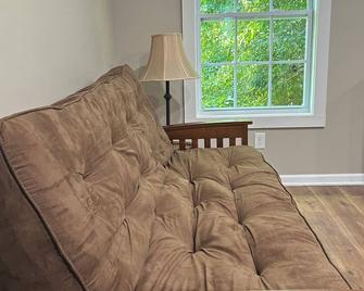 New Two Bedroom Suite Nestled In Stunning Backyard Garden - Athens - Living room