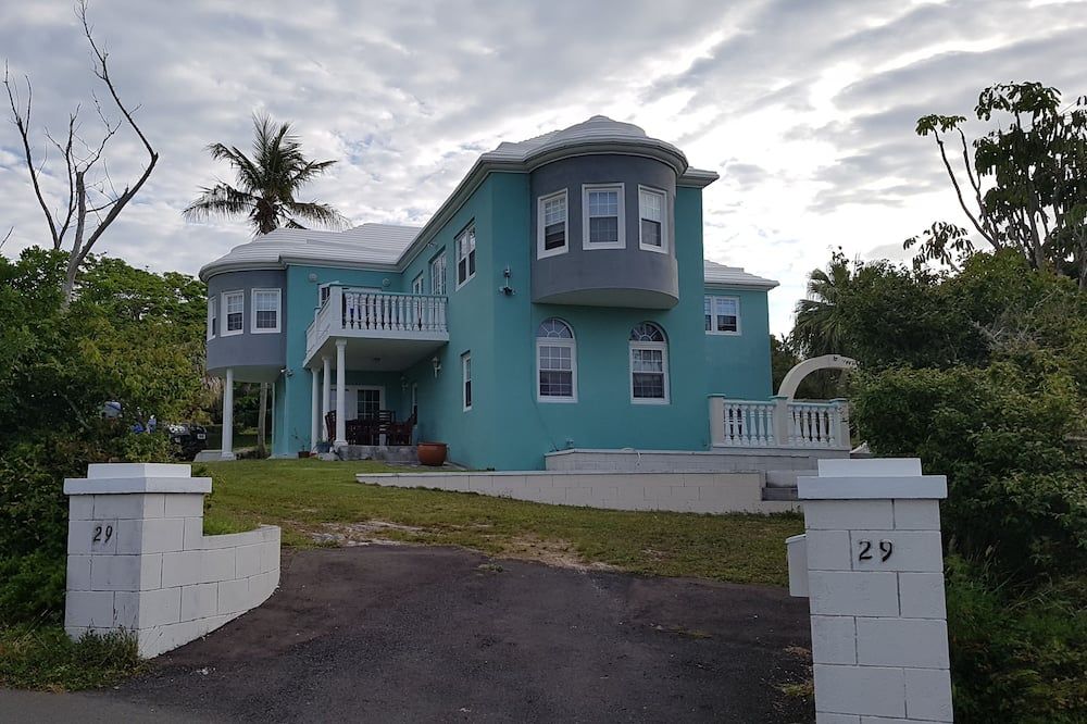 'Airbab Moon Gate East Charming Traditional Bermuda Home' - Mount Pleasant - مبنى
