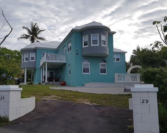 'Airbab Moon Gate East Charming Traditional Bermuda Home' - Mount Pleasant - مبنى