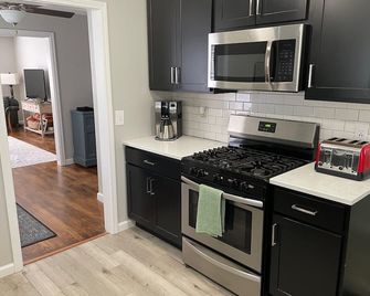 Quiet 2-bedroom home near downtown Lafayette, IN - Lafayette - Kitchen