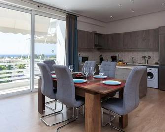 Luxurious 3-Bedroom Seaside Retreat Fully Renovated in 2025 - Glyfada - Dining room