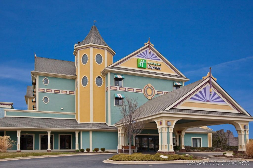 Holiday Inn Express Holland By IHG - Holland - Building