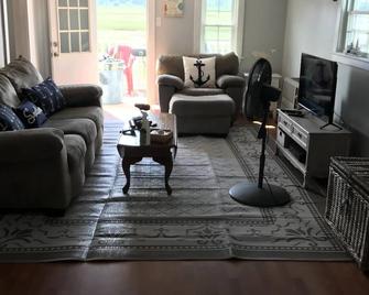 Charming Beach Cottage in Green Harbor--Just Steps to the Beach! - Marshfield - Sala de estar