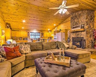 Pet-Friendly Cabot Cabin w/ Fenced Yard! - Cabot - Living room