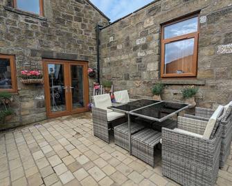 Cozy Cottage Close to Haworth Sleeps 2 with Garden - Keighley - Patio