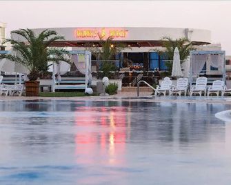 Atlantis Resort and Spa - בורגאס - בריכה