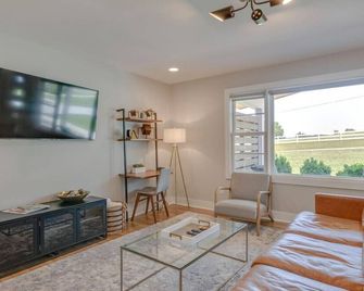Ultra Country Retreat Historic Franklin Bungalow - Franklin - Living room