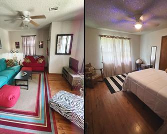 cozy, artsy, private (entire home) near downtown - Tahlequah - Habitación