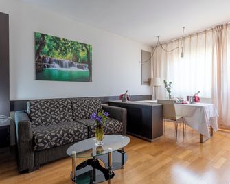 Wall Art Hotel - Прато - Вітальня