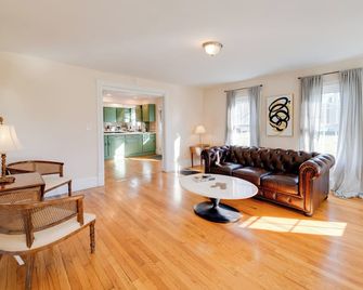 4 Mi to Cooperstown: Charming Historic Home! - Fly Creek - Living room