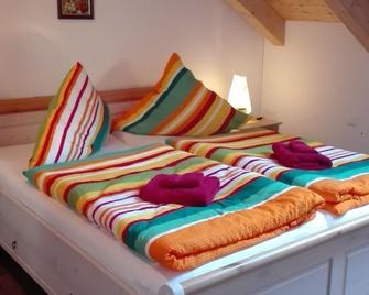 Cozy Log Cabin - Apartment Sunrise In The Erzgebirge With Free Wi-Fi - Аугустусбург - Спальня