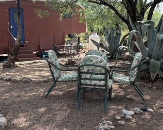 Ranchito Paraiso: Artsy Farm Stay in the Desert - Benson - Binnenhof
