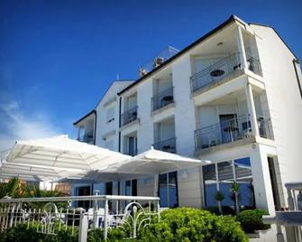 Hotel Neva - Podstrana - Rakennus