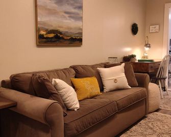 Berkshires! Dog & Family Friendly, Hot Tub, Hiking, Lakes-Swimming, Canoeing - Becket - Sala de estar