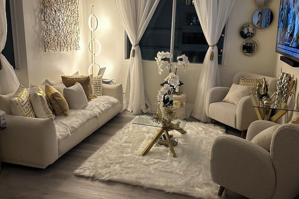 Classy, Eclectic, Congenial hotel suite in charming Fort Lauderdale Florida - فورت لاودردال - غرفة معيشة
