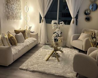 Classy, Eclectic, Congenial hotel suite in charming Fort Lauderdale Florida - فورت لاودردال - غرفة معيشة