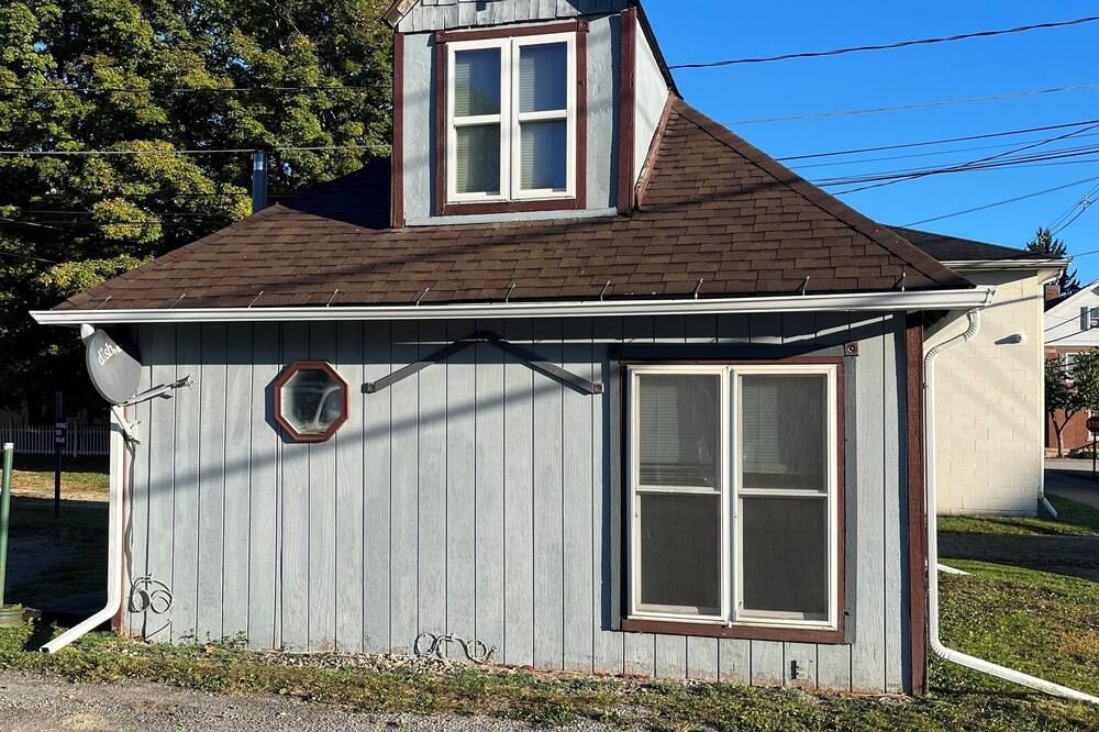 Cozy little cottage with AC in charming Saegertown close to French Creek