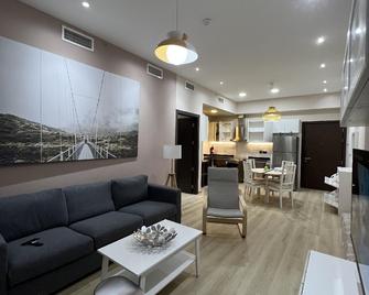 Lawn Suite Holiday Home - Dubái - Sala de estar