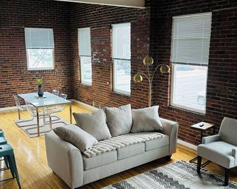 Spacious and luxurious downtown loft in Logansport w/ incredible rooftop patio - Logansport - Вітальня