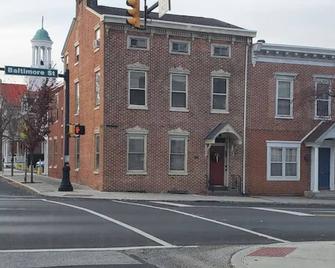 Downtown location w/ parking. Transit stop across the street. Unit 4 of 4. - Gettysburg - Building