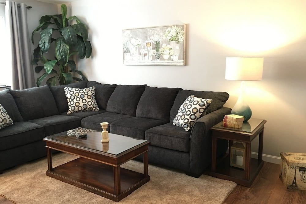Oh La La!: Home away from home - Waterbury - Soggiorno