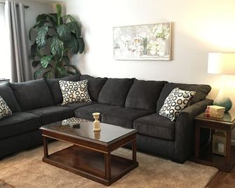 Oh La La!: Home away from home - Waterbury - Soggiorno