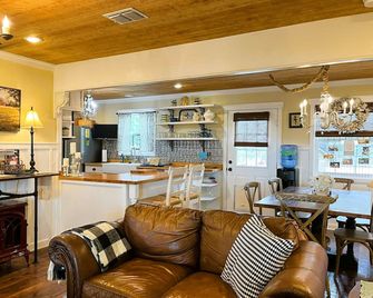 Charming 4-BR/4 Bath Farmhouse on 40 beautiful acres in Dripping Springs, Tx - Dripping Springs - Sala de estar