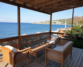 Lipsos Hotel Ata's Place - Karaburun - Balcony