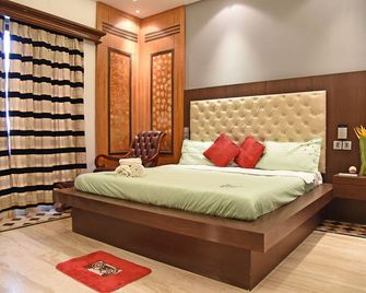 Colonial Room|park Street Is 1 Km Away|wifi|tv|ac - Kolkata - Bedroom