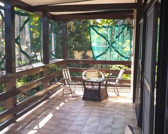 Established house, sea views & sunsets, pool, privacy, space 15 min walk to city - Lautoka - Ban công