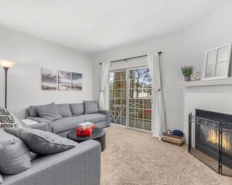 Beacon at the Lakes - Cozy & Bright 2bd/2ba Ground Level Condo - Windsor - Living room