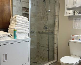 2 Comfortable Queen Beds, Hot Shower & an affordable price! - Blanchardville