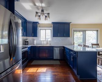 Relax or Work While Away - Deer Park - Kitchen