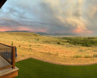 Spacious 5-bedroom cabin in McAllister with stunning views, very kid friendly! - McAllister - Balcony