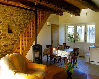 Stay late summer. Charming, cozy eco-gîte. Edge of Rance. - Pleudihen-sur-Rance - Salle à manger