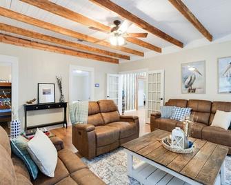 MeeMaw`s favorite spot w/ Wi-Fi - Abbeville - Living room