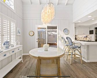  Rare beach find-Steps from Sand, 2 car gar, 3/2+loft, Ocean Views, Hot Tub, AC - 長灘 - 餐廳