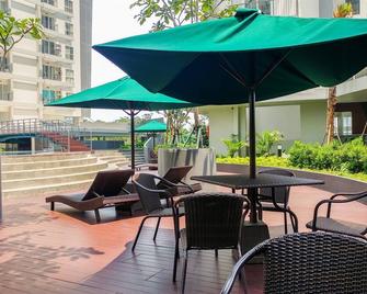 Spacious Studio Room Casa De Parco Apartment By Travelio - Tangerang City - Patio