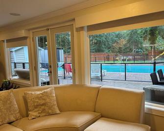 Big Charming 1-bedroom Apartment - North Vancouver - Living room