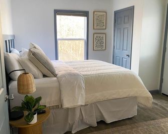 4 Bedroom Lakehouse w/ Hot Tub, Firepit, & Game Room - Cadiz - Slaapkamer