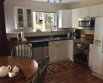 Ocean view, Galiano Island retreat plus more - Galiano Island - Kitchen