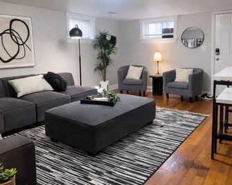 Close to UNC w/ Great Yard, Firepit & Free Bikes! - Greeley - Living room